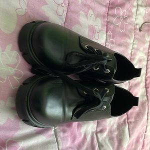 Soda 9.5M all black dress shoes never worn